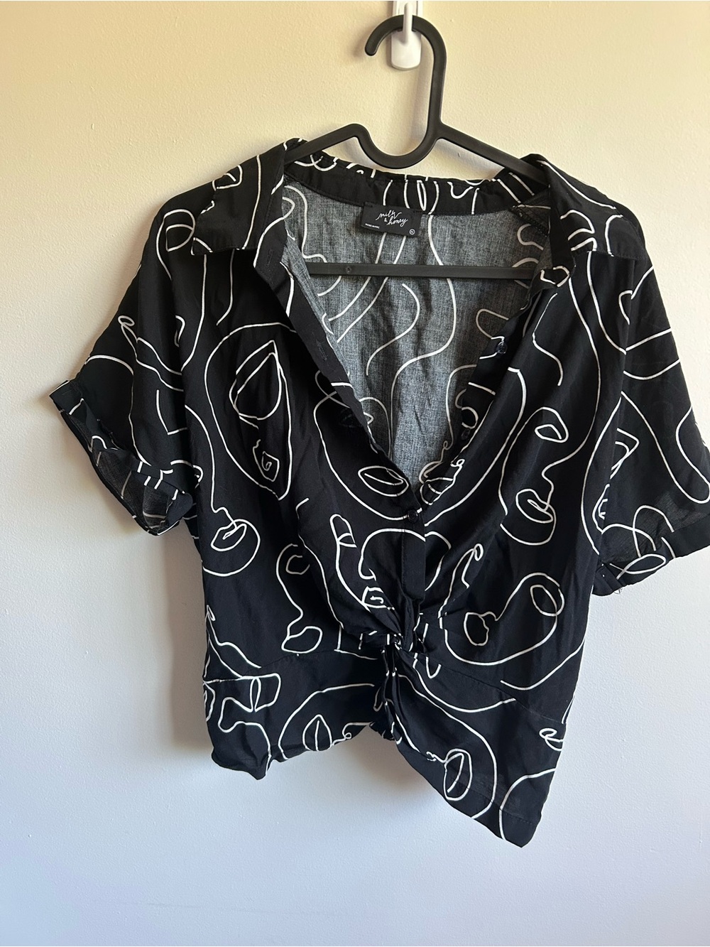 Black Abstract Line Crop Blouse